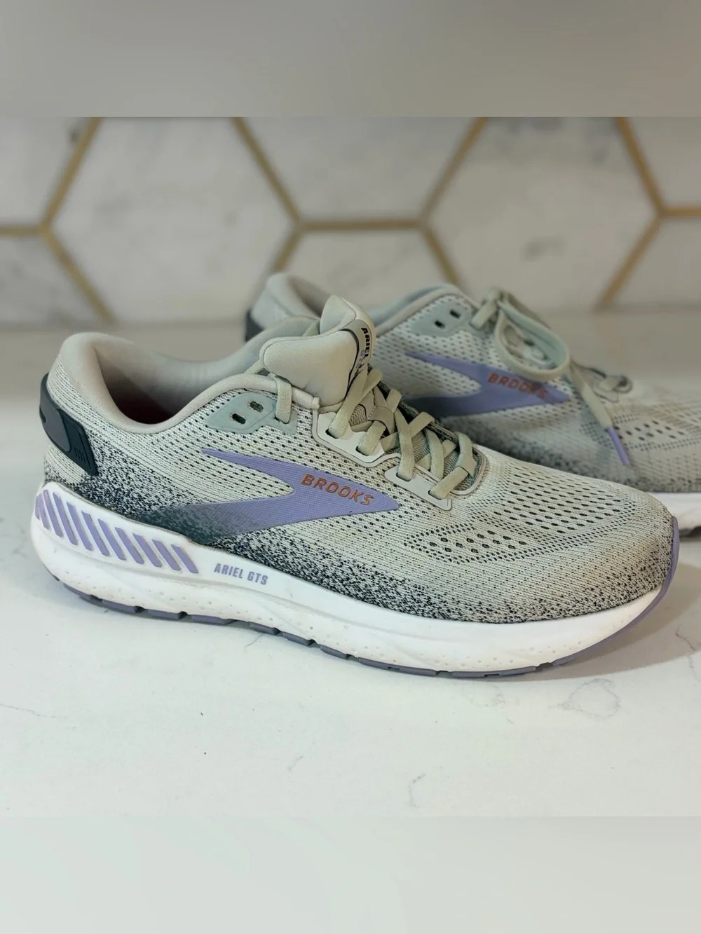 Brooks Ariel GTS23 Grey+White MaxCushion SupportRunningShoes Sz 9.5